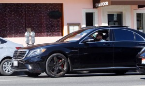 【ハリウッドクルマニュース】プリウスLOVEなディカプリオ、現在の愛車はまさかの……!? - PREMIUM EXCLUSIVE Leonardo DiCaprio picking up mystery brunette after partying with Justin Bieber