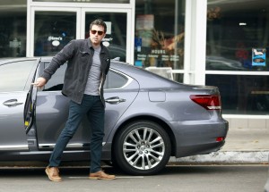 【ハリウッドクルマニュース】「バットマンvsスーパーマン」の愛車対決！ 勝つのはどっちだ!? - Ben takes the girls toy shopping