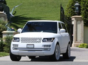 【ハリウッドクルマニュース】カイリー・ジェンナー、愛車のカスタムセンスは一見の価値あり！／後編 - Kylie Jenner & Tyga Go House Hunting In Westlake
