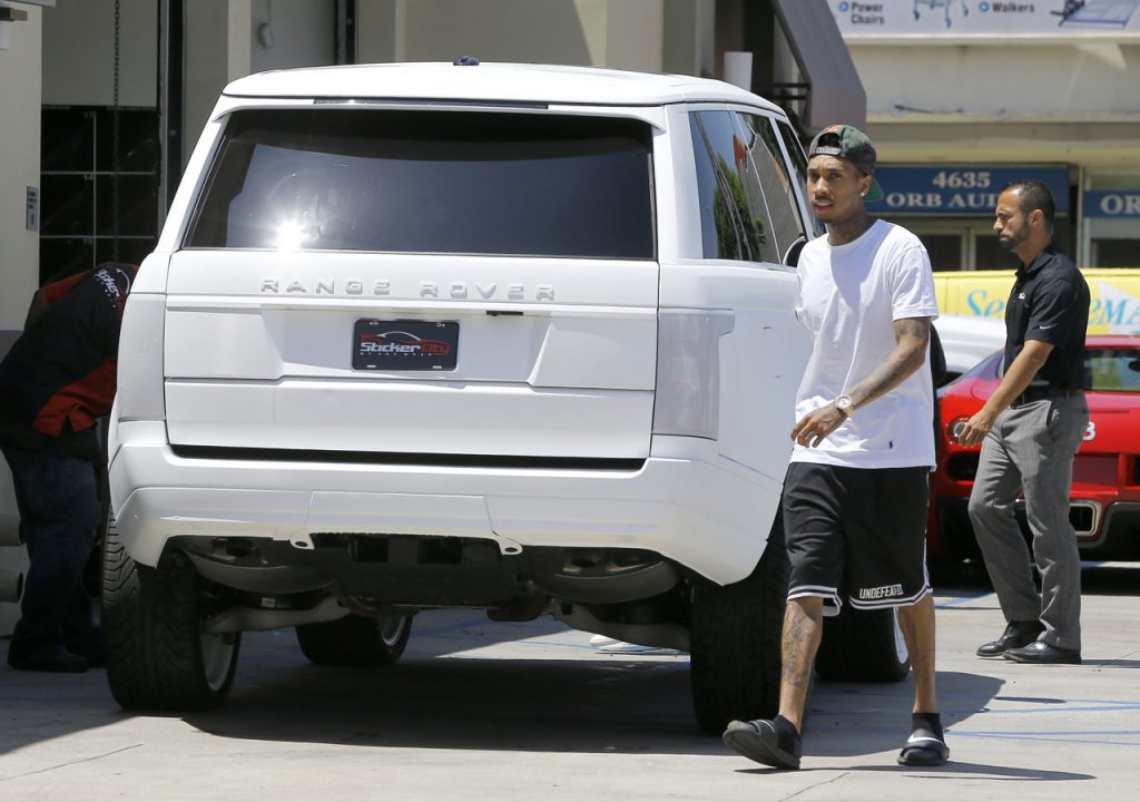 Kylie Jenner & Tyga Pick Up A Range Rover