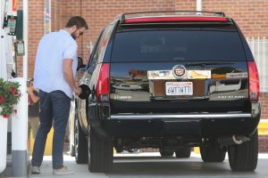 【ハリウッドクルマニュース】「インディペンデンス・デイ」、リアム・へムズワースの愛車は？ - Liam Hemsworth Seen At The Gas Station