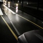 DIGITAL LIGHT: Die neue HD-Scheinwerfergeneration von Mercedes-Benz bietet in jeder Fahrsituation die ideale Lichtverteilung und unterstützt den Fahrer auch in kritischen Situationen. In engen Baustellendurchfahrten beispielsweise wird der Fahrer gezielt per Lichtschiene geführt. Dazu wird eine Lichtspur auf die Straße projiziert, die dem Fahrer die Fahrzeugbreite anzeigt und ihn sicher leitet. ;
DIGITAL LIGHT: The new generation of HD headlamps from Mercedes-Benz provides the ideal light distribution in all driving conditions and also supports the driver in critical situations. In narrow road construction lanes, for example, a light beam directly guides the driver using a rail lighting. To do this, a line of light is projected onto the road surface which shows the vehicle width and guides the driver safely through the roadworks.;