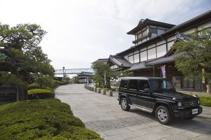 ▲下蒲刈島の三ノ瀬、蘭島閣美術館前にて。総ヒノキ造りの同館は近年の建築だが、付近には江戸時代の日本家屋を移築／復元した資料館や博物館もあり、美しい町並みを形作っている。なお今回の試乗車はメルセデス・ベンツG350dで、車両本体価格は10,800,000 円。
Text：Naohide ICHIHARA （Editor in Chief）　Photo：Daijiro KORI