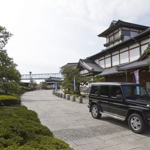 ▲下蒲刈島の三ノ瀬、蘭島閣美術館前にて。総ヒノキ造りの同館は近年の建築だが、付近には江戸時代の日本家屋を移築／復元した資料館や博物館もあり、美しい町並みを形作っている。なお今回の試乗車はメルセデス・ベンツG350dで、車両本体価格は10,800,000 円。
Text：Naohide ICHIHARA （Editor in Chief）　Photo：Daijiro KORI