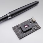 DIGITAL Light: Für maximale Auflösung und Performance setzt Mercedes-Benz auf mehr als eine Million Lichtpunkte pro HD-Scheinwerfer mit einer neuartigen Beamer-Technologie. Angeregt von Hochstrom-Leuchtdioden strahlen insgesamt über zwei Millionen Mikrospiegel auf die Fahrbahn – jeder einzelne Spiegel kann bewegt werden.  ;
DIGITAL LIGHT: Mercedes-Benz ensures maximum resolution and performance with more than one million light dots per HD headlamp featuring a new projector technology. Inspired by high-current LEDs, a total of over two million micromirrors shine onto the road surface – it is possible to move each individual mirror.;