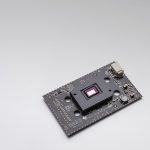 DIGITAL Light: Für maximale Auflösung und Performance setzt Mercedes-Benz auf mehr als eine Million Lichtpunkte pro HD-Scheinwerfer mit einer neuartigen Beamer-Technologie. Angeregt von Hochstrom-Leuchtdioden strahlen insgesamt über zwei Millionen Mikrospiegel auf die Fahrbahn – jeder einzelne Spiegel kann bewegt werden.  ;
DIGITAL LIGHT: Mercedes-Benz ensures maximum resolution and performance with more than one million light dots per HD headlamp featuring a new projector technology. Inspired by high-current LEDs, a total of over two million micromirrors shine onto the road surface – it is possible to move each individual mirror.;
