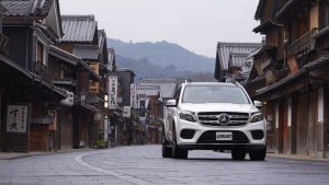 ▲内宮の参道、｢おはらい町｣でのワンショット。レトロな商家と石畳が織りなす風景は見事のひと言だが、日中は曜日を問わず参拝客で賑わっている。撮影は早朝に行なったが、ここは徒歩でゆったりと散策を。今回の試乗車はメルセデス・ベンツGLS350d ４マチック・スポーツで、車両本体価格は11,900,000円。
Text：Naohide ICHIHARA （Editor in Chief）　Photo：Daijiro KORI