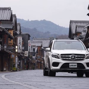 ▲内宮の参道、｢おはらい町｣でのワンショット。レトロな商家と石畳が織りなす風景は見事のひと言だが、日中は曜日を問わず参拝客で賑わっている。撮影は早朝に行なったが、ここは徒歩でゆったりと散策を。今回の試乗車はメルセデス・ベンツGLS350d ４マチック・スポーツで、車両本体価格は11,900,000円。
Text：Naohide ICHIHARA （Editor in Chief）　Photo：Daijiro KORI