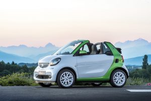 smart fortwo cabrio electric drive; prime, white, electric green;Stromverbrauch kombiniert: 13,0 kWh/100 km; CO2-Emissionen kombiniert: 0 g/km*
smart fortwo cabrio electric drive; prime, white, electric green;Electric energy consumption: 13.0 kWh/100 km; CO2 emissions, combined: 0 g/km*