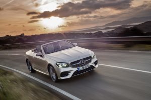 Mercedes-Benz E-Klasse Cabriolet; 2017; Exterieur: aragonitsilber metallic, AMG Line; Interieur: yachtblau / macchiatobeige; Zierteile: Holz sen hellbraun glänzend 
Mercedes-Benz E-Class Cabriolet; 2017; exterior: aragonite silver metallic, AMG line; interior: yacht blue / macchiato beige, trim parts: high-gloss light brown sen wood