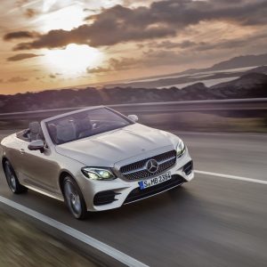 Mercedes-Benz E-Klasse Cabriolet; 2017; Exterieur: aragonitsilber metallic, AMG Line; Interieur: yachtblau / macchiatobeige; Zierteile: Holz sen hellbraun glänzend 
Mercedes-Benz E-Class Cabriolet; 2017; exterior: aragonite silver metallic, AMG line; interior: yacht blue / macchiato beige, trim parts: high-gloss light brown sen wood