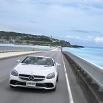 ▲2005年に開通した古宇利大橋。海のコバルトブルーとエメラルドグリーン、空のスカイブルーが織りなすコントラストが感動的なまでに美しい。沖縄にはほかにもうるま市にある｢海中道路｣、南城市の｢ニライ橋カナイ橋｣など、絶景ブリッジがたくさんある。今回の試乗車はメルセデス・ベンツSLC180スポーツで、車両本体価格は5,900,000円だ。
Text：Naohide ICHIHARA （Editor in Chief）　Photo：Daijiro KORI