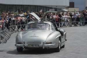 Automobile Ikone: Ein Mercedes-Benz 300 SL „Gullwing“ (W 198, 1954 bis 1957) beim Jubiläum „10 Jahre Mercedes-Benz Museum“, 2016. 
Automotive icon: a Mercedes-Benz 300 SL "Gull-wing" (W 198, 1954 to 1957) at the "10 Years of the Mercedes-Benz Museum" anniversary, 2016.