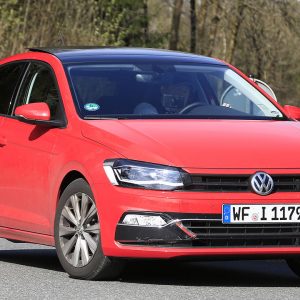 こんなに見せちゃっていいの!?　VW新型「ポロ」がほぼフルヌードで公道に！